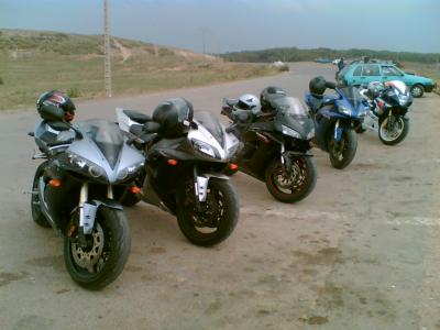 la moto noire o milieu